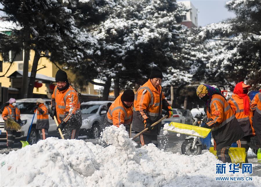 （社會(huì)）（1）長(zhǎng)春環(huán)衛(wèi)工人清雪保路暢 