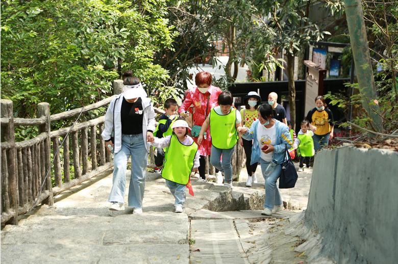 親子團攜手重走“東縱北撤”登船路