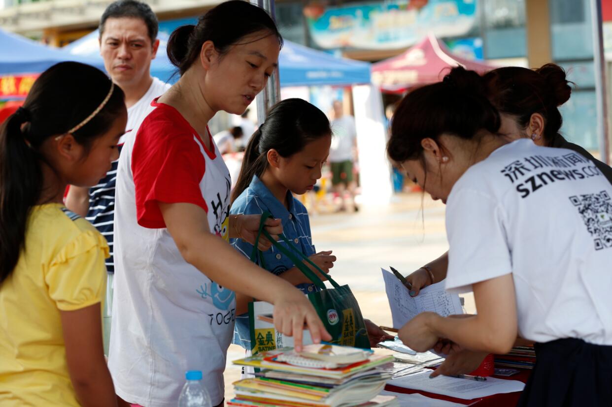 捐贈點處 前來捐書的市民絡繹不絕